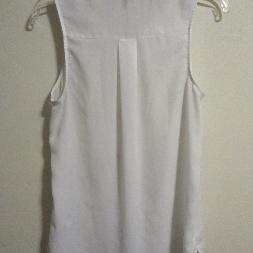 Sleeveless Button Down | Divided - Picture 2 of 3